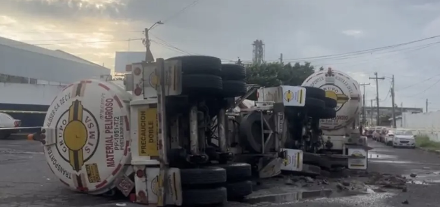 Pipa con gasolina cae en socavón y vuelca en Veracruz