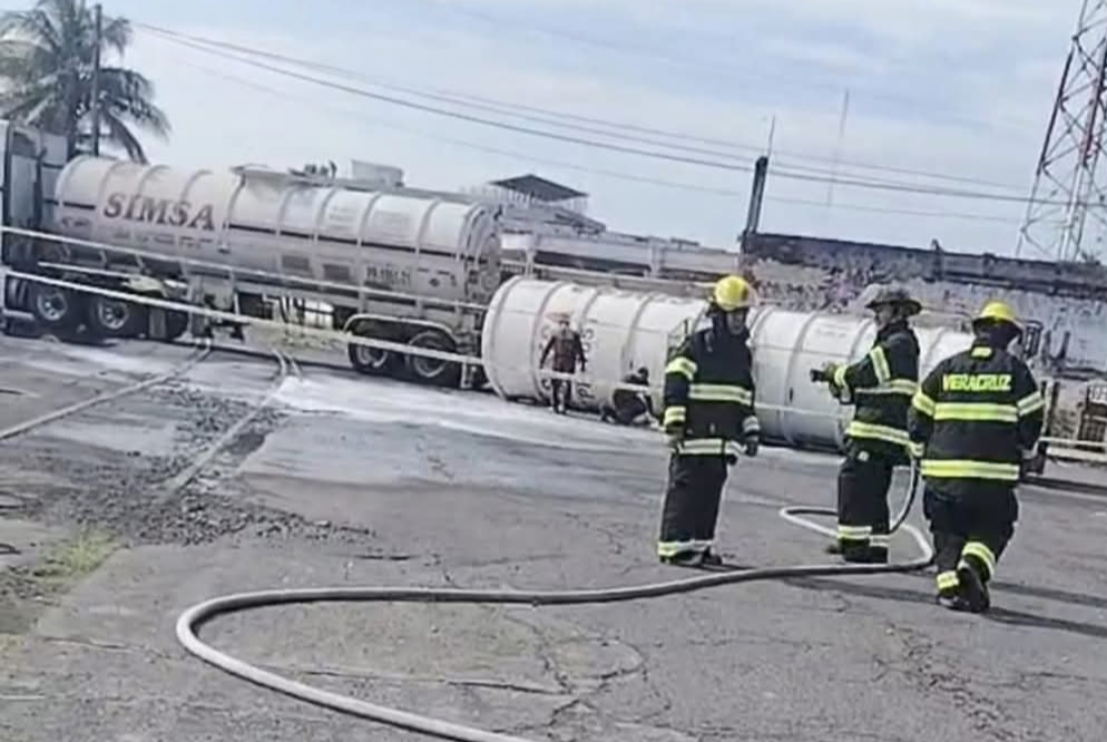 Descartan fuga de combustible tras volcadura de pipa con 31 mil litros de gasolina en Veracruz