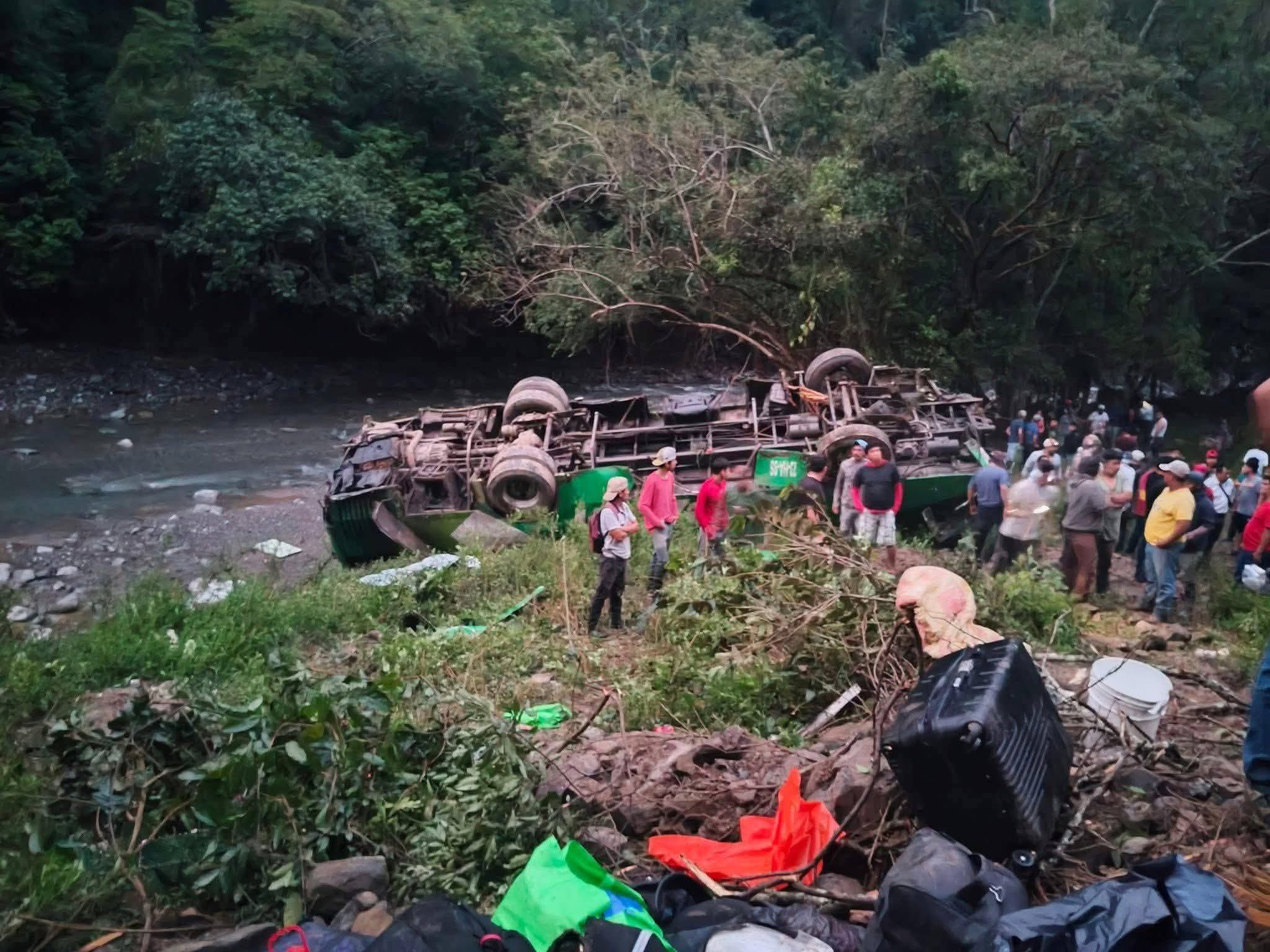 Accidente de autobús en Zontecomatlán deja 10 muertos y 32 heridos