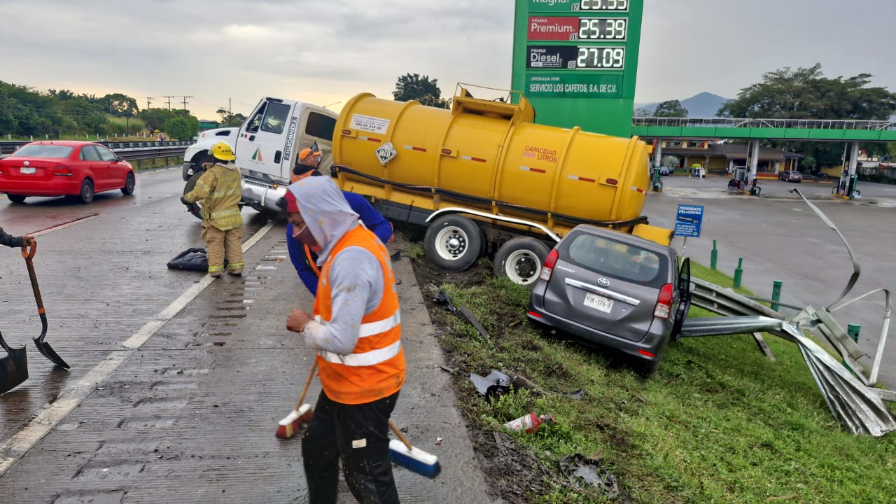 Carambola de ocho vehículos deja 8 lesionados en autopista 150D