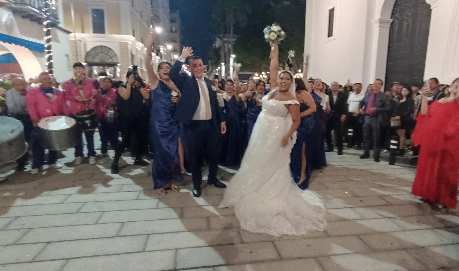 Boda en Catedral de Veracruz lleva la rumba a la avenida Independencia