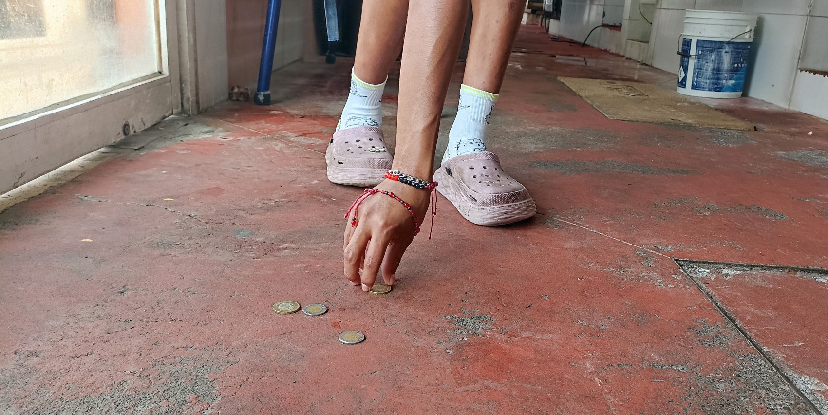 Caen veracruzanos en las bromas del mercado Hidalgo en el Día de los Inocentes