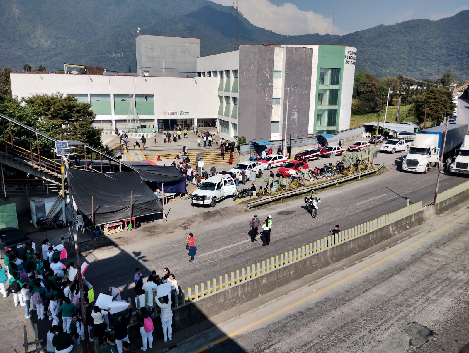 Trabajadores de salud protestan en Xalapa y Río Blanco por adeudos