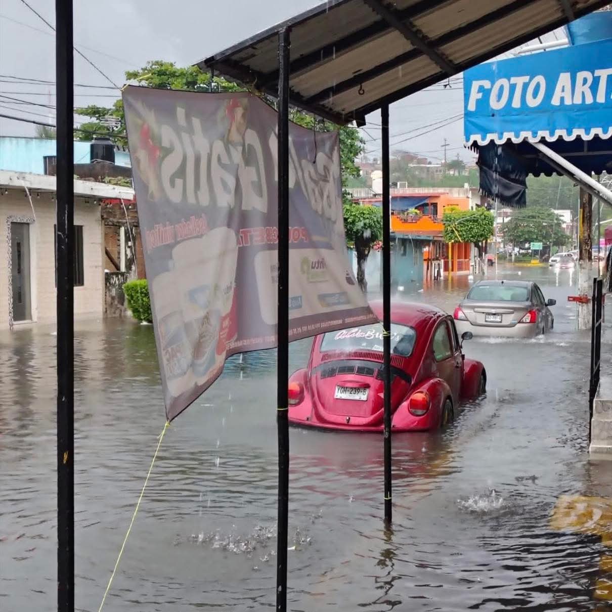 Lluvias provocan inundaciones y deslave en Alvarado