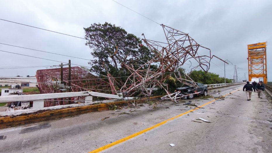 Caen tres estructuras de alta tensión de la CFE en Coatzacoalcos por rachas de viento