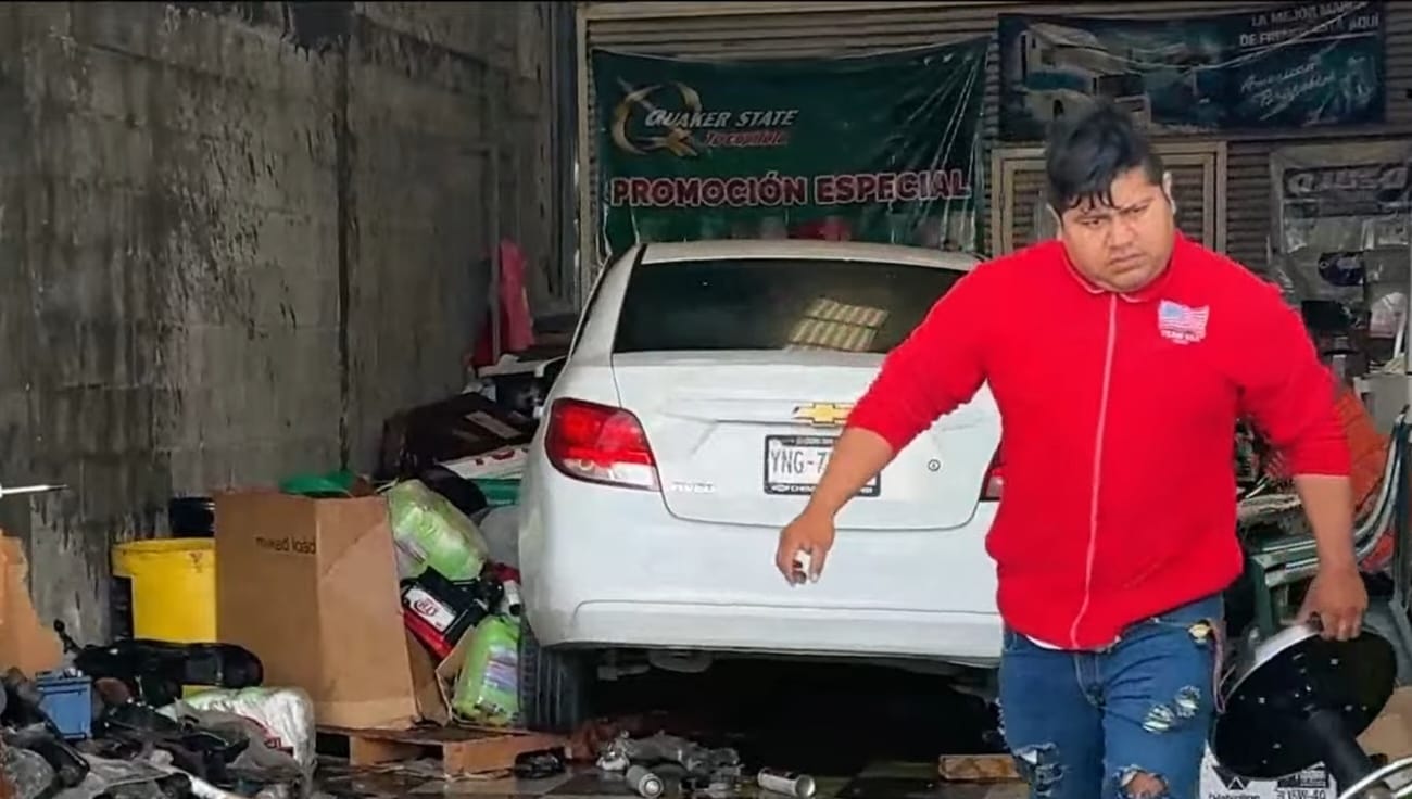 Se estrella automóvil contra negocio tras ser impactado por camioneta en Veracruz puerto