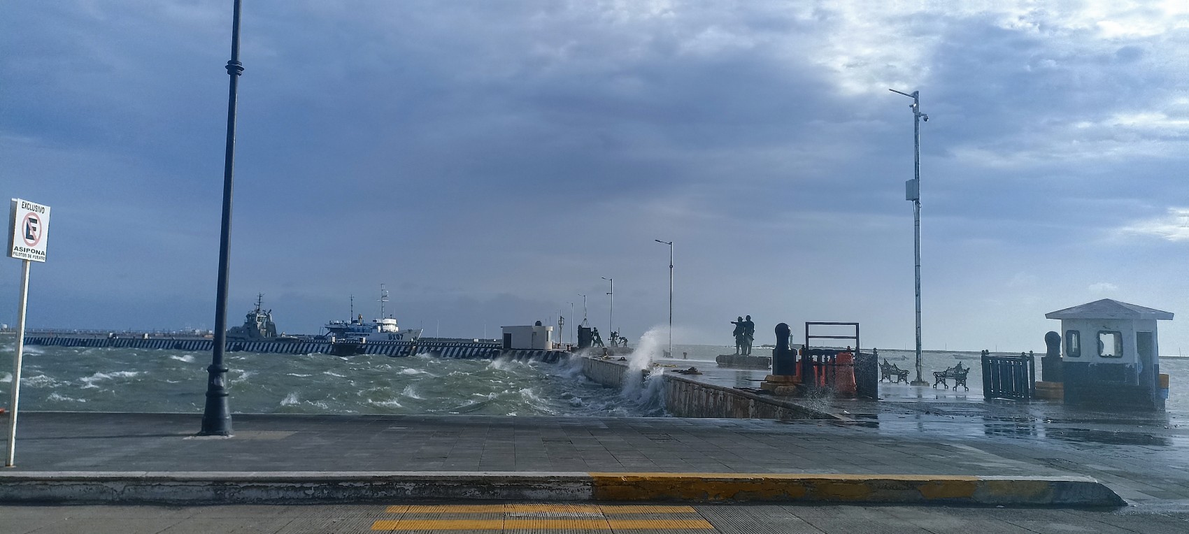 Rachas de norte derriban árboles y mantienen playas cerradas en Veracruz