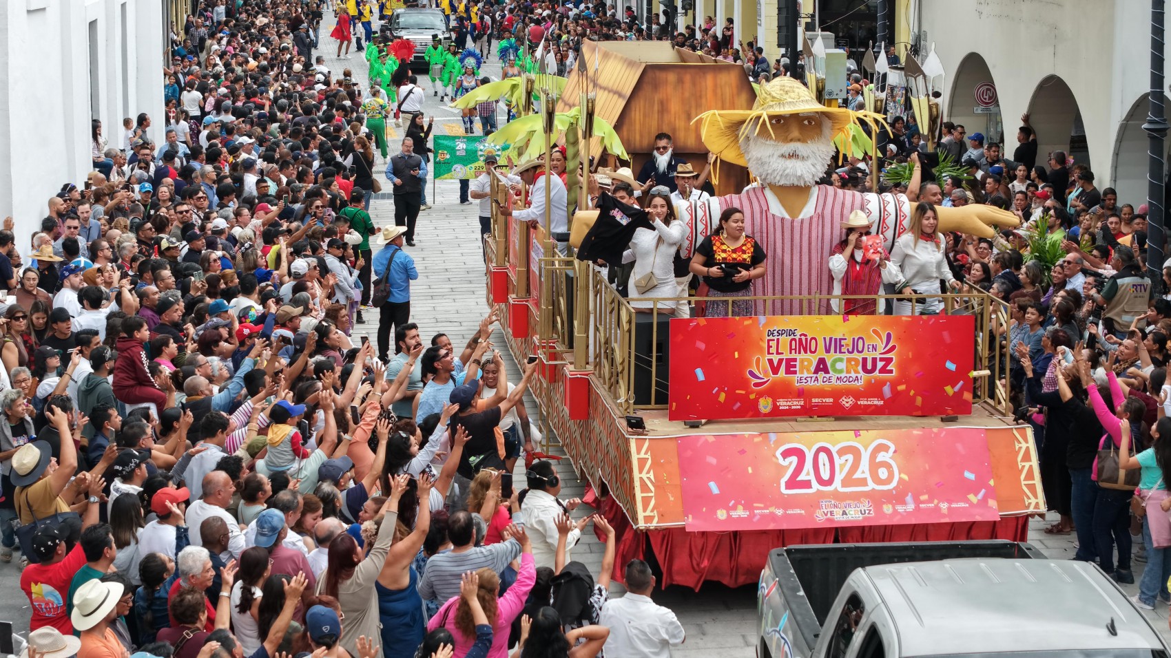 Desfile de El Viejo reúne a cientos en Veracruz para despedir 2025