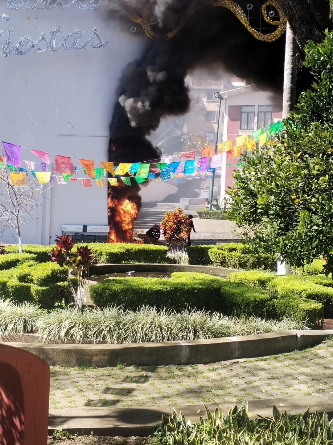 Intentan incendiar adornos navideños bajo el puente de Xallitic