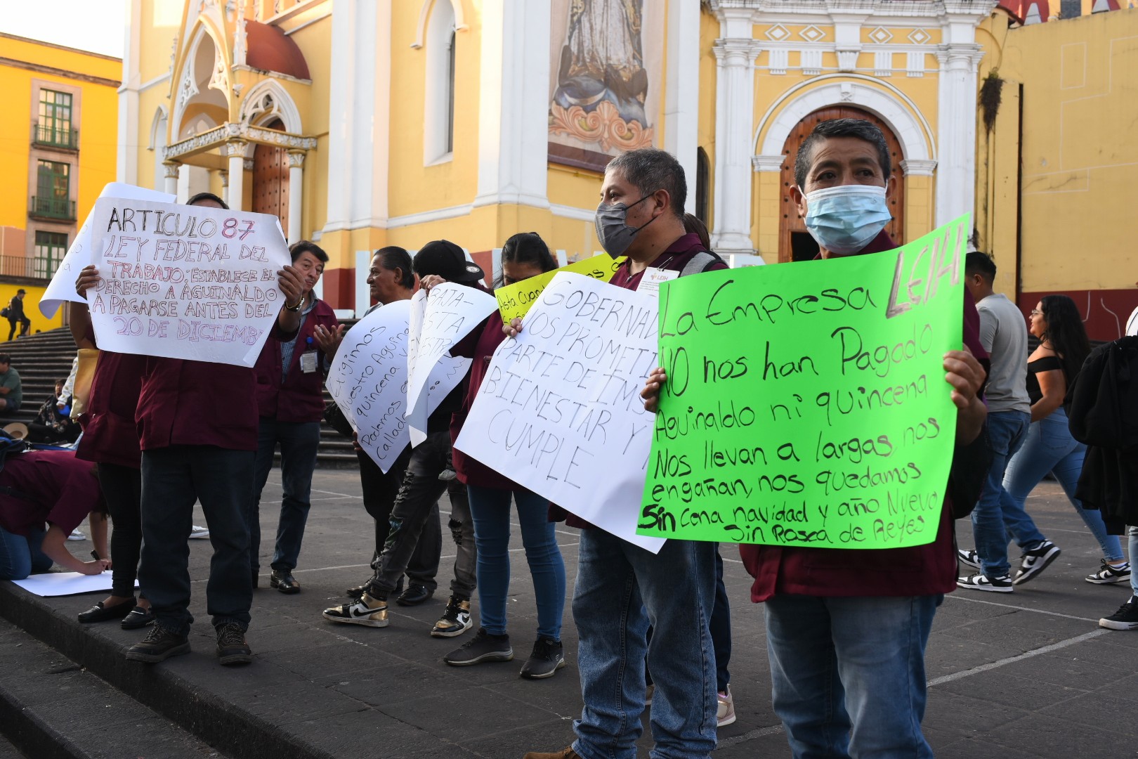Trabajadores de empresa de limpieza bloquean calles en Xalapa por falta de pago