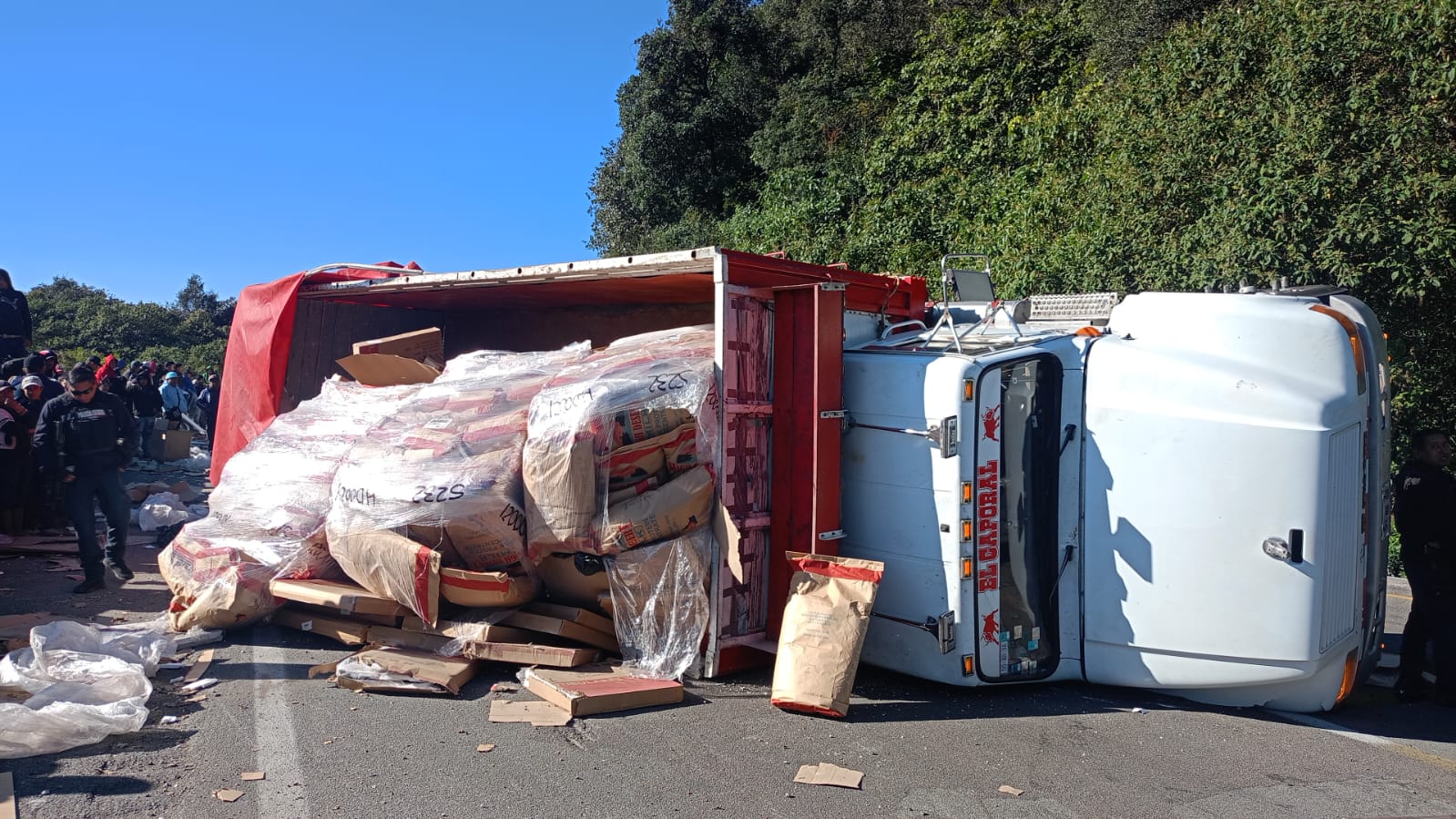 Volcadura desata saqueo y caos vial en Cumbres de Maltrata
