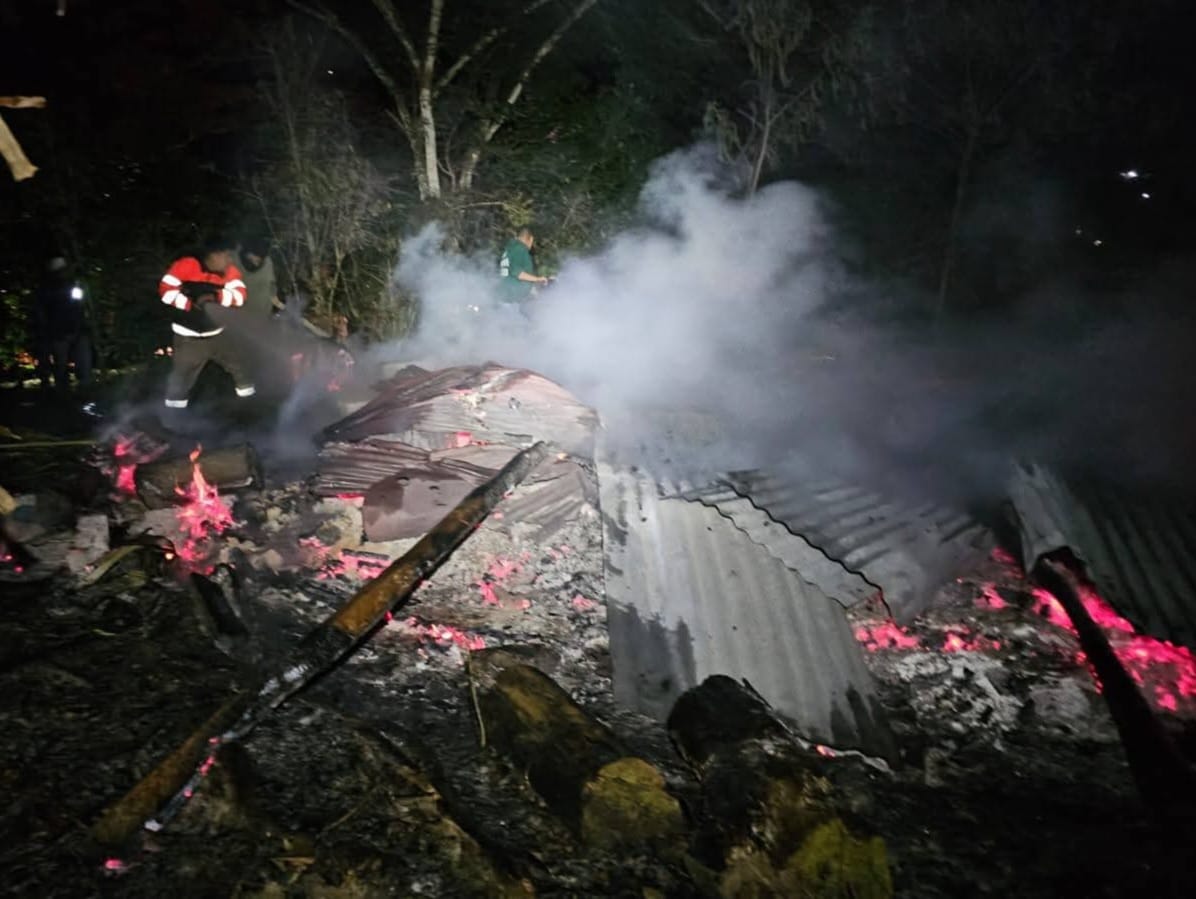 Incendio consume bodega con cosecha en Zongolica