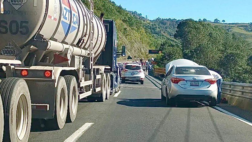 Tráfico en autopistas de Veracruz colapsa por retorno vacacional
