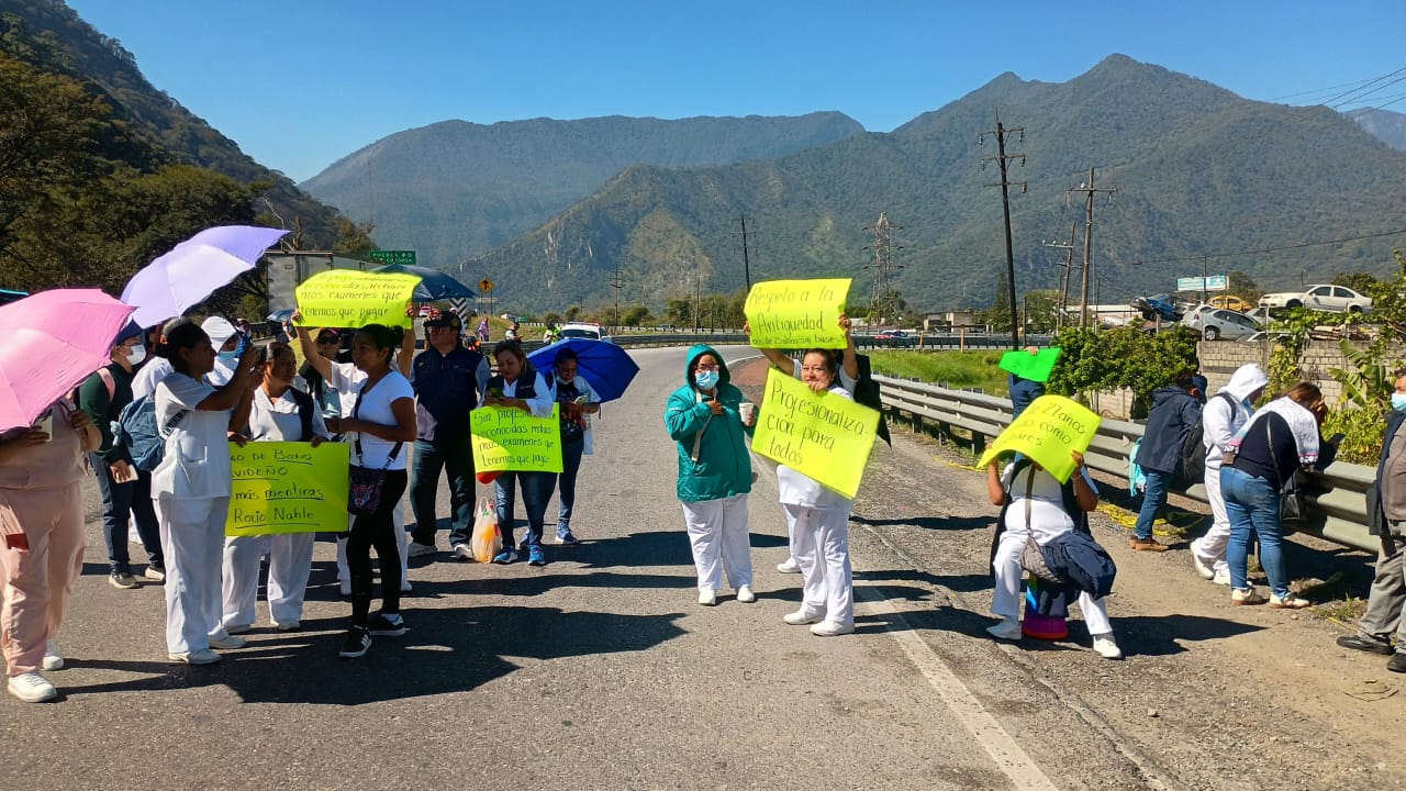 Trabajadores del sector salud bloquean autopista Orizaba-Puebla por adeudos