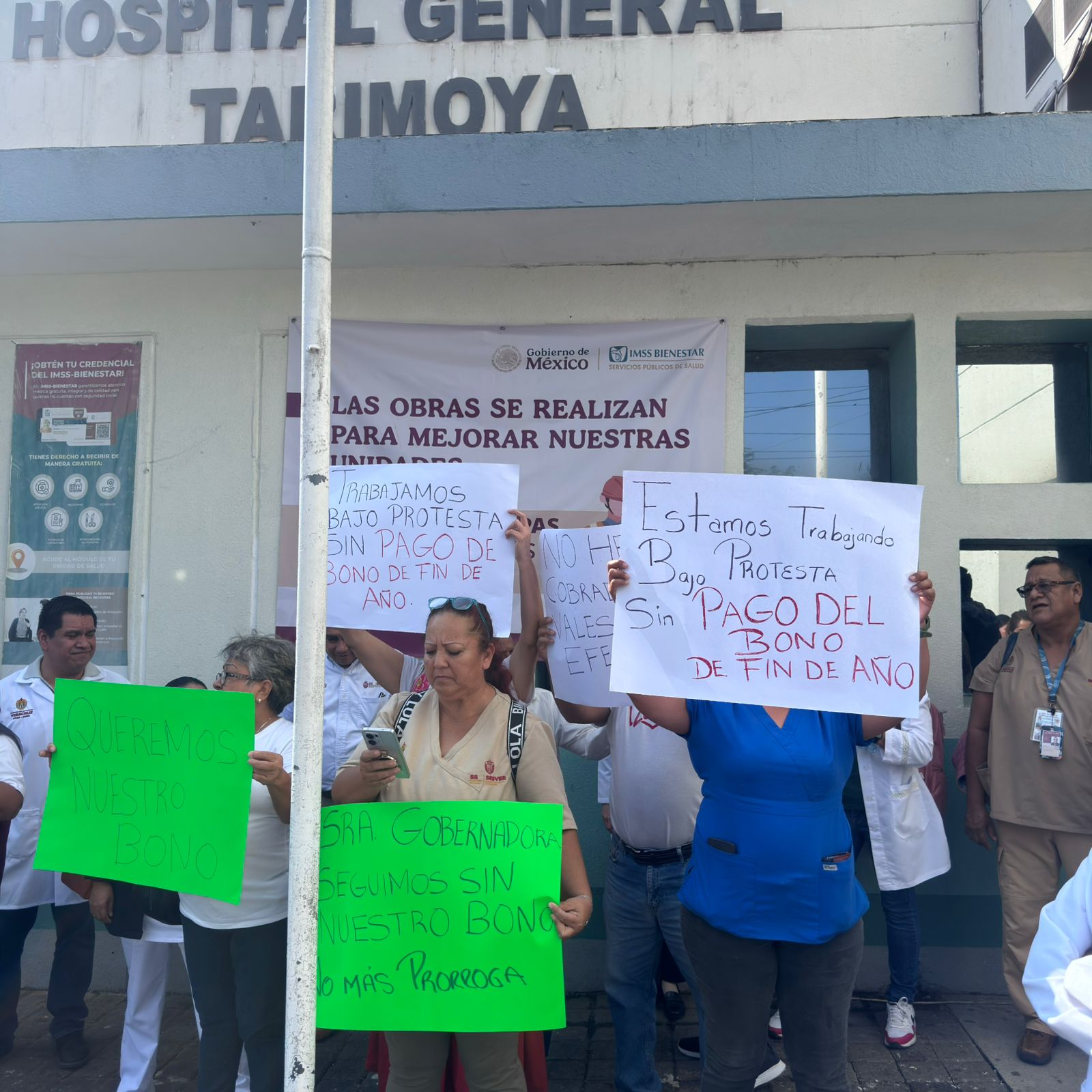 Se manifiesta personal del Hospital General de Tarimoya para exigir el pago del bono de fin de año