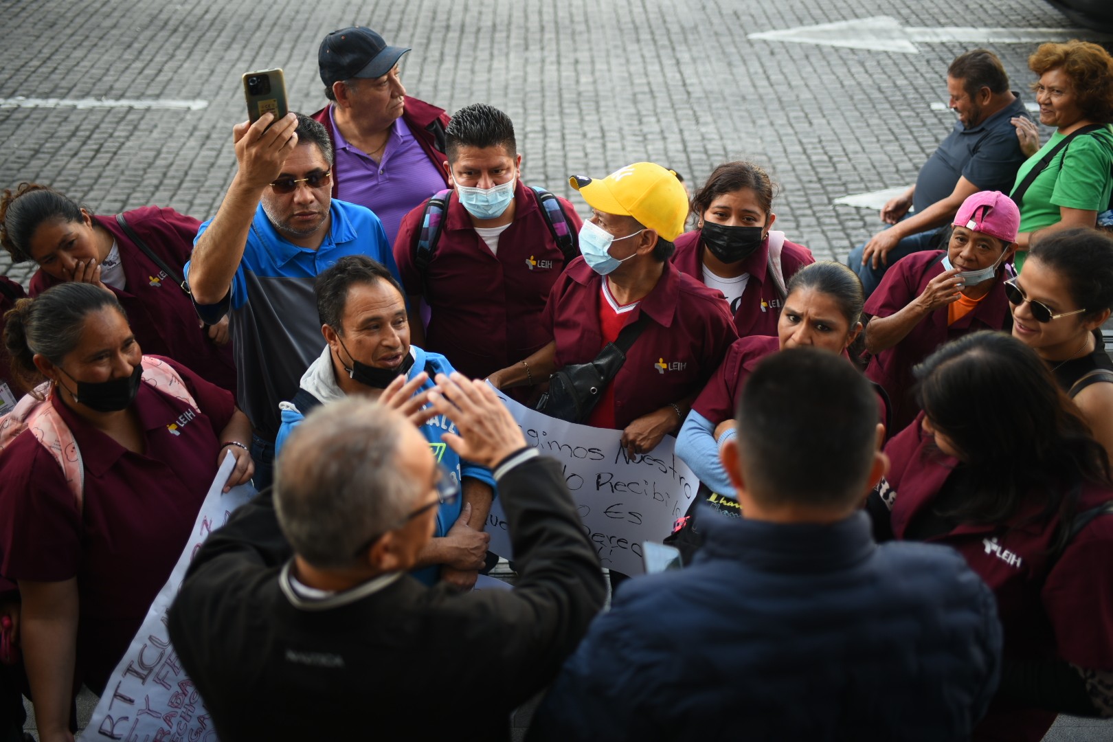 Sin cobrar última quincena trabajadores de limpieza de hospitales, bloquean centro de Xalapa