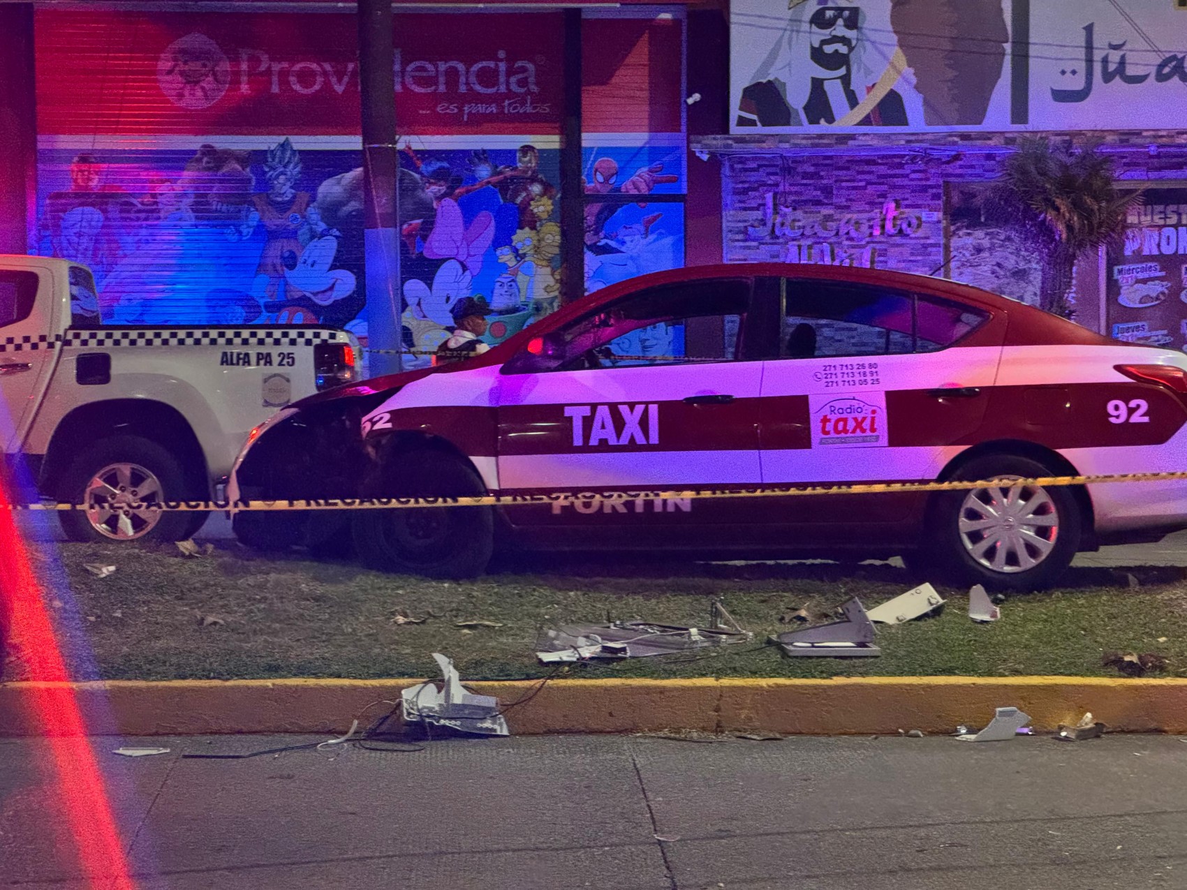 Accidente de taxi en Orizaba deja daños materiales en Avenida Cri Cri