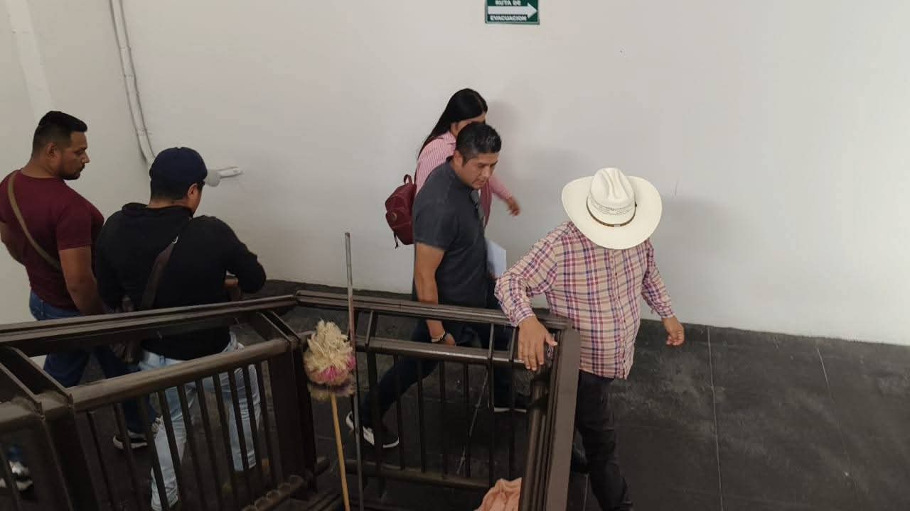 Alcalde de Ixtaczoquitlán huye de la prensa, evita tema de escolta a exalcalde
