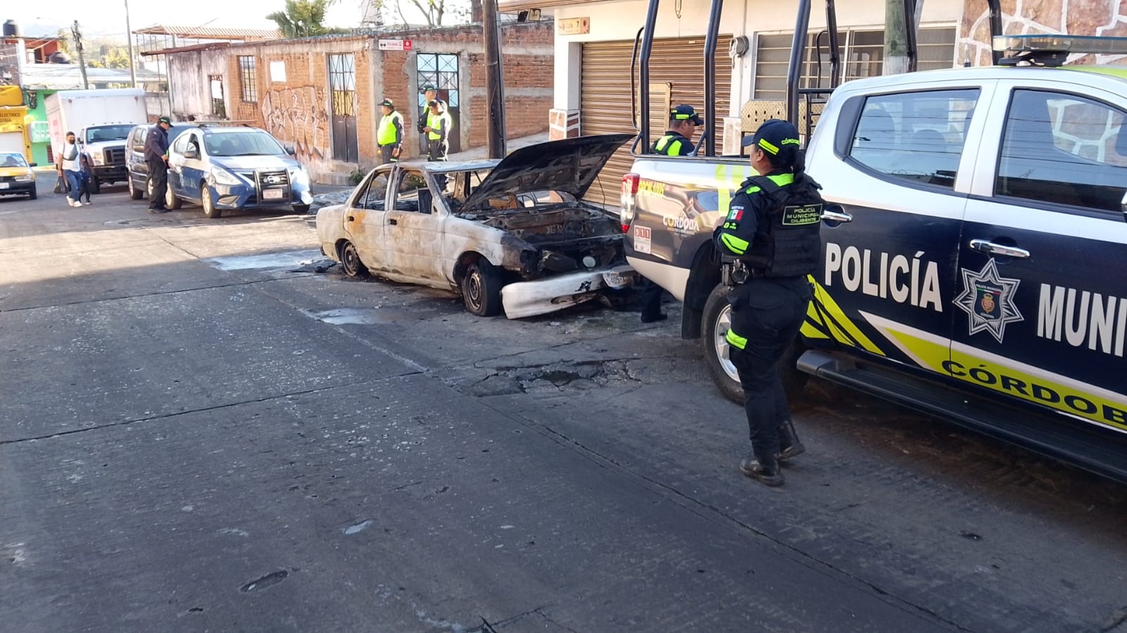 Taxi vuelca y es incendiado horas después en el centro de Córdoba