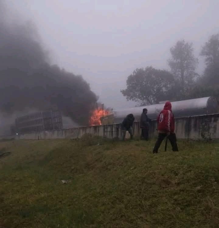 Incendio de tractocamión provoca cierre total en la autopista 150D