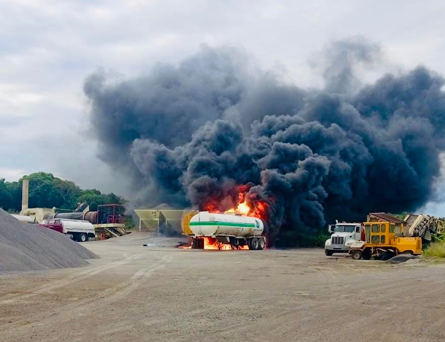 Controlan incendio en gravera ubicada sobre la carretera Paso del Toro-Santa Fe
