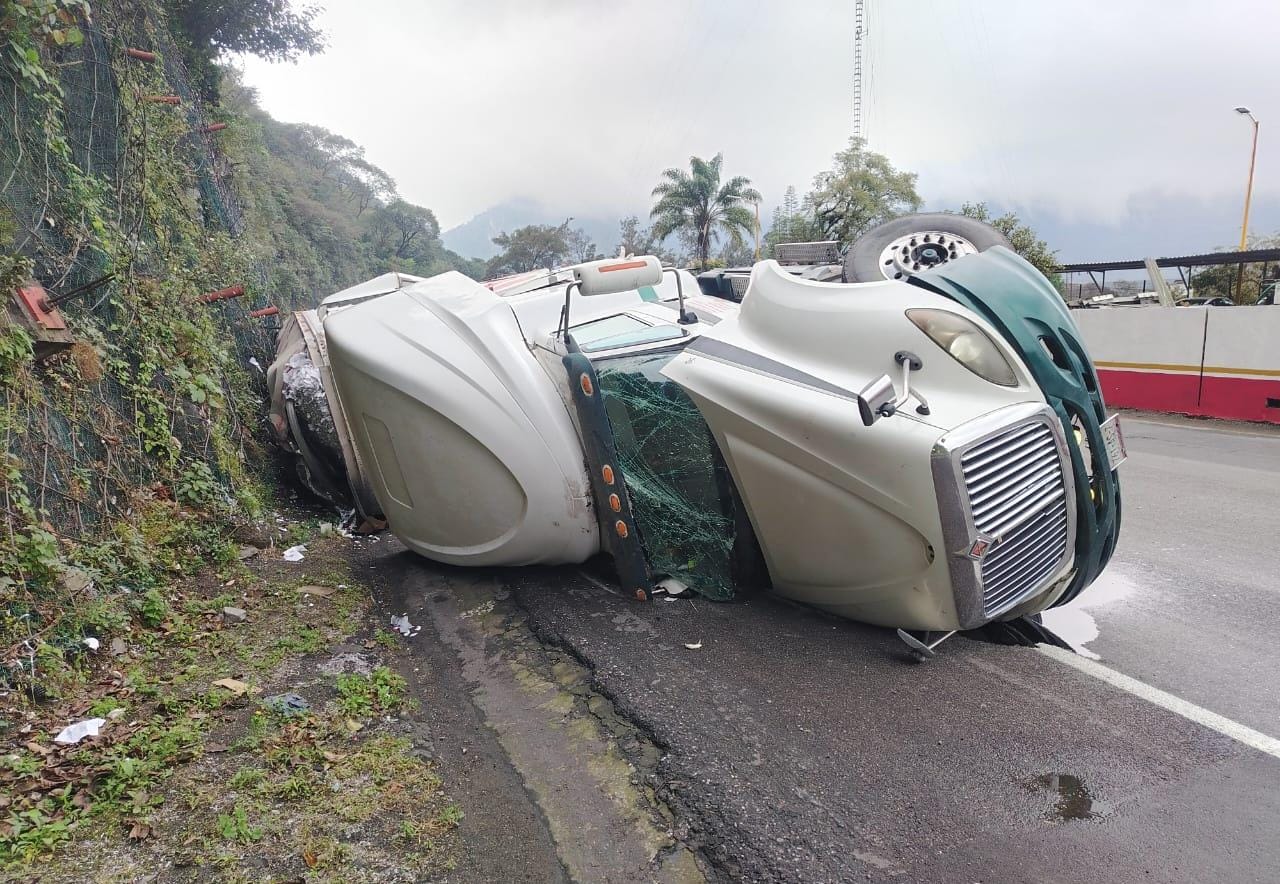 Vuelca tractocamión en la autopista Puebla–Orizaba
