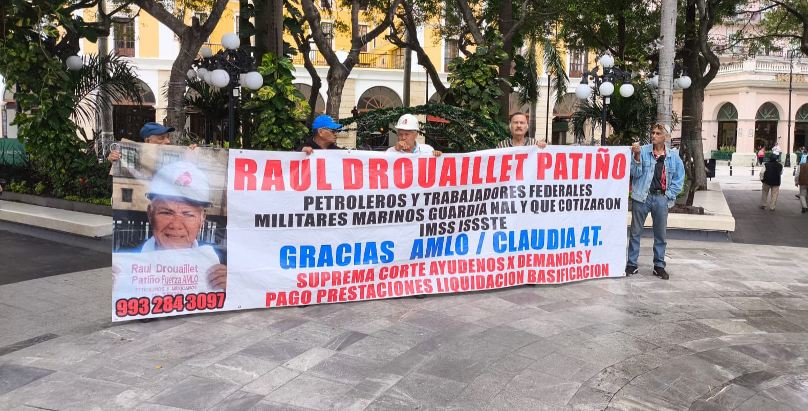 Se manifiestan contra Pemex por despidos injustificados y la falta de pagos