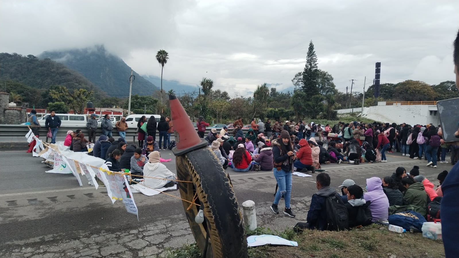 Formadores de Conafe bloquean autopista Córdoba–Puebla por cuarto día