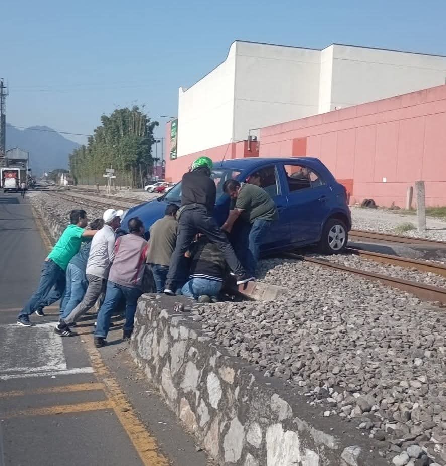 Auto termina sobre vías del ferrocarril en Orizaba