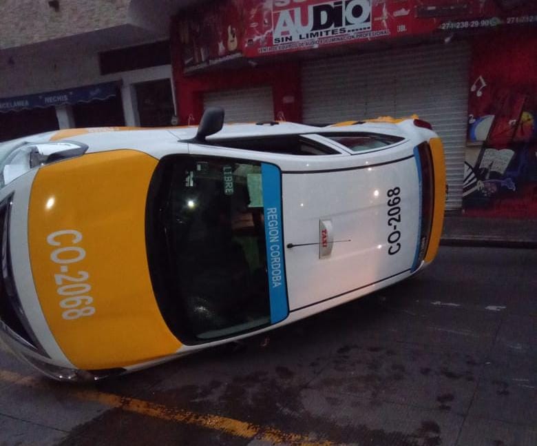 Choque con volcadura en Córdoba deja daños y un detenido