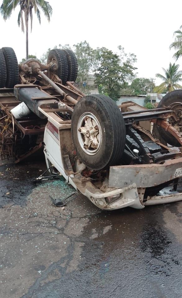 Volcadura en Cuitláhuac por falla mecánica deja tráfico lento