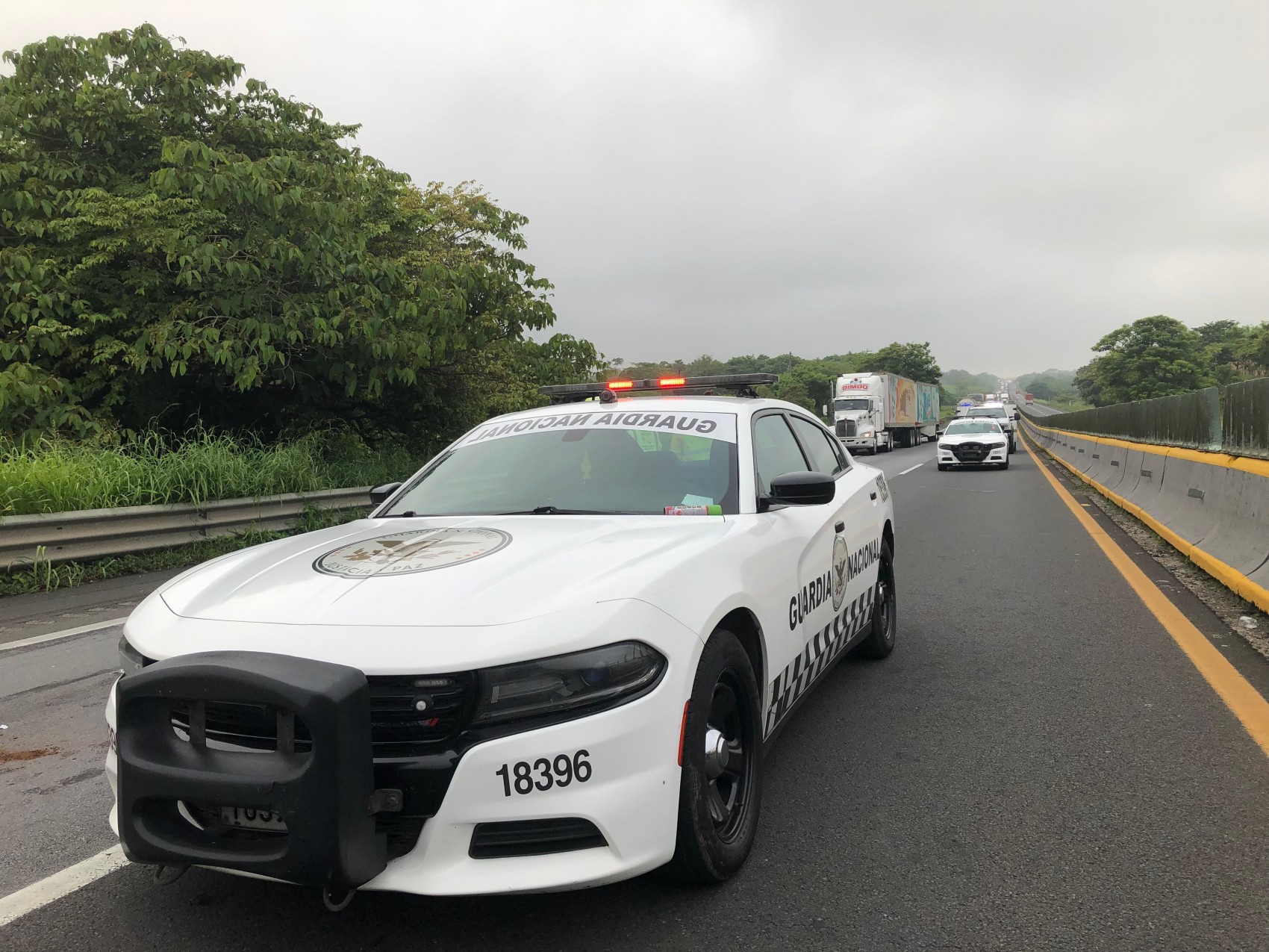 Abandonan cuerpo sin vida en la autopista 145D en San Juan Evangelista