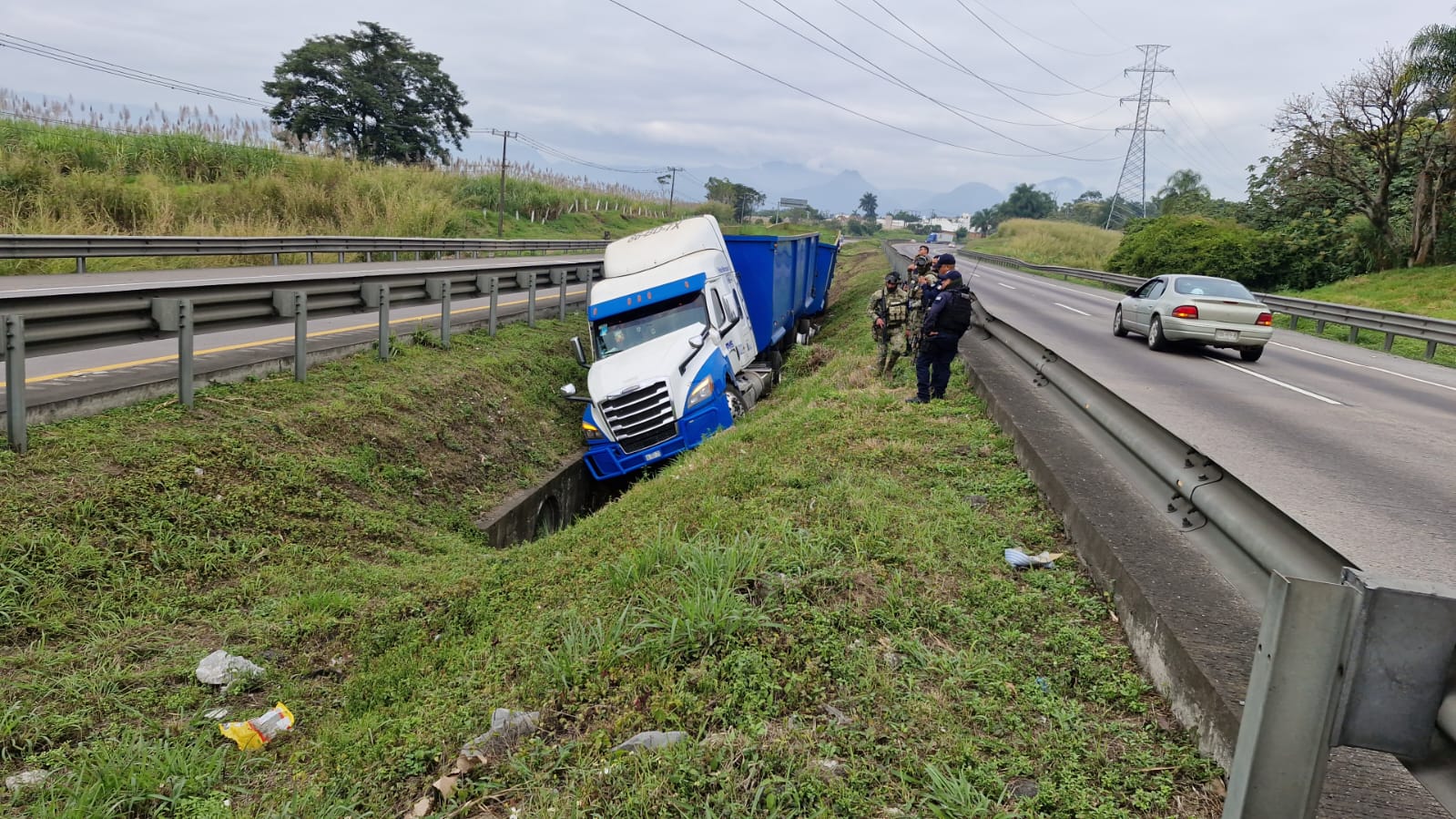 Tractocamión se accidenta en la autopista Orizaba–Córdoba; sin lesionados