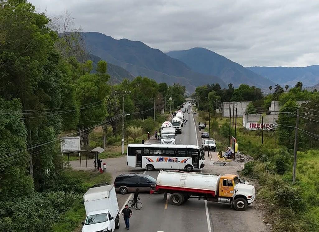 Bloqueo en Acultzingo mantiene cerrada la Orizaba–Tehuacán por segundo día