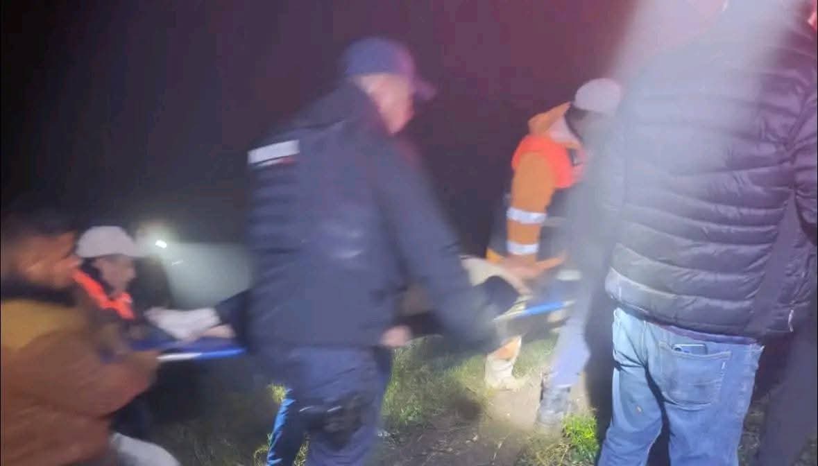 Vehículo cae a barranco en Totutla y deja cuatro personas lesionadas
