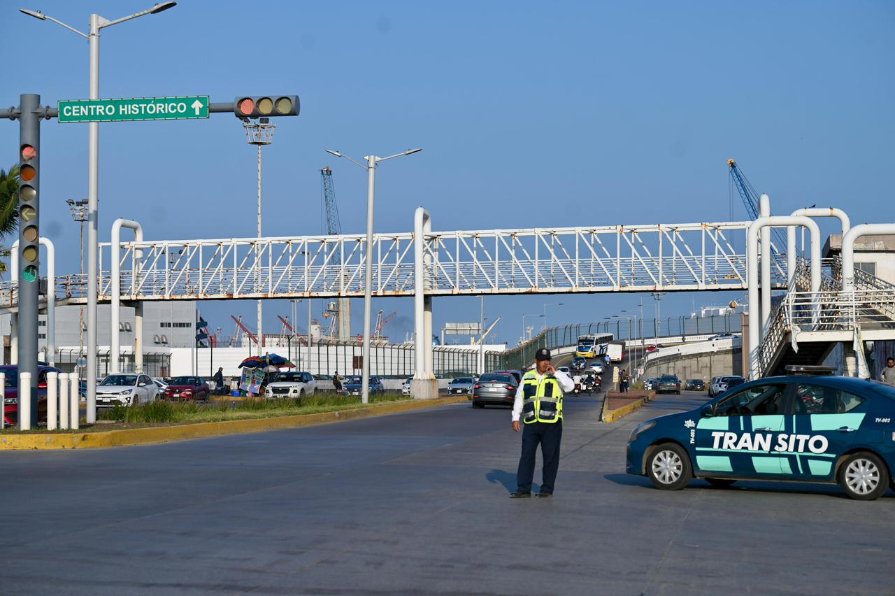 Cierra ayuntamiento de Veracruz acceso a vehículos pesados en el puente Morelos para evaluación estructural