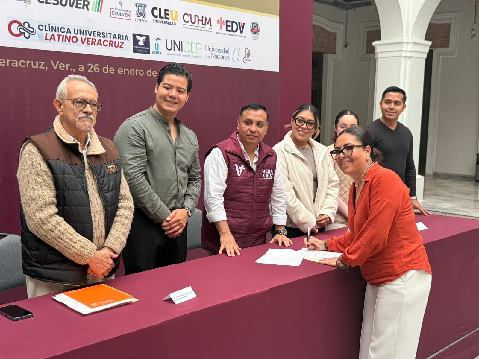 Quirino Ramírez y Ayuntamiento de Veracruz formalizan red de becas con universidades privadas