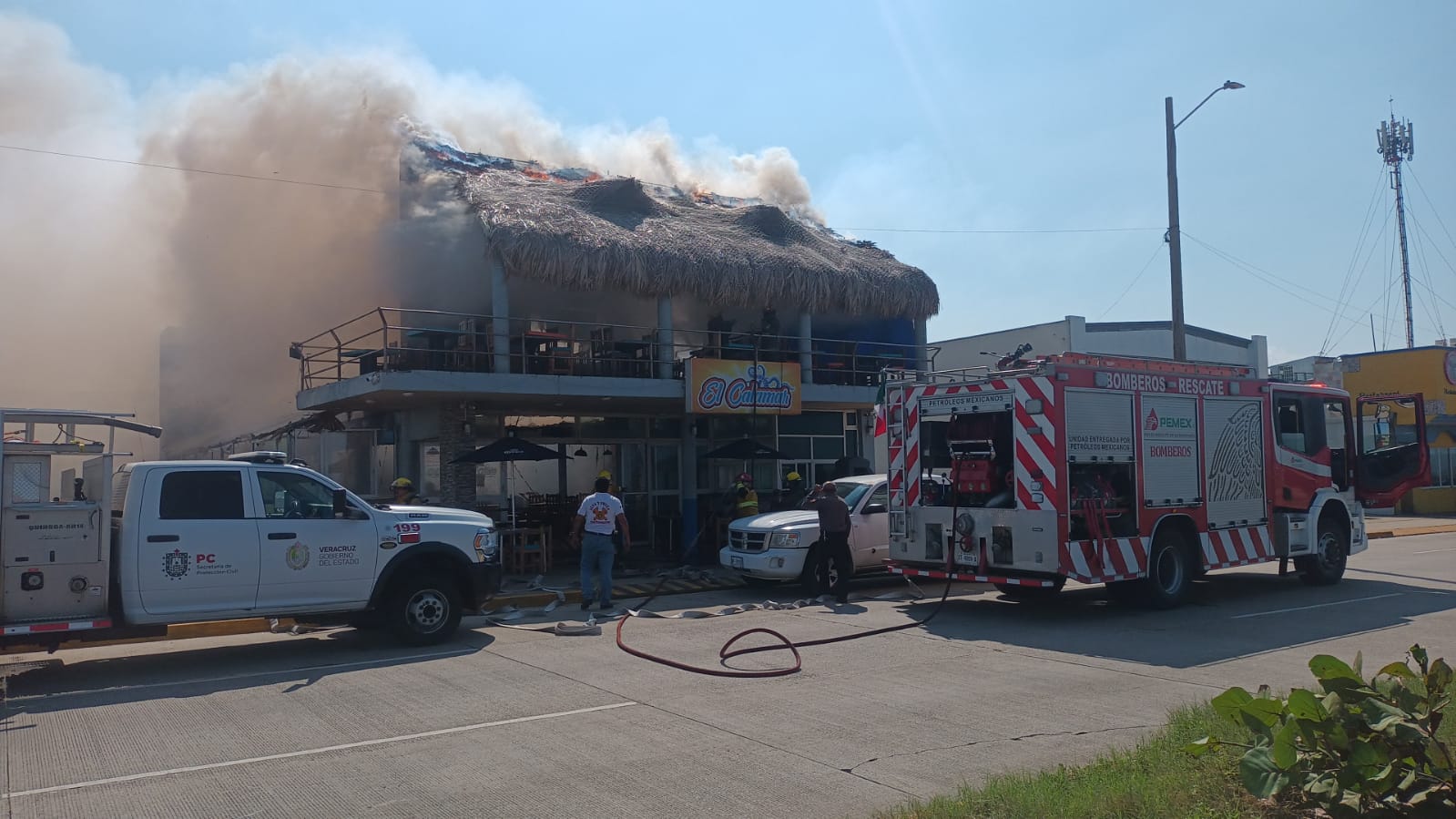 Incendian palapa “El Calamar” en Coatzacoalcos y abandonan narcomanta