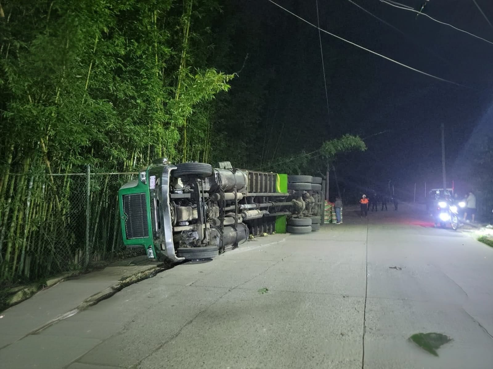 Tráiler vuelca en Ixtaczoquitlán por falla mecánica y exceso de carga