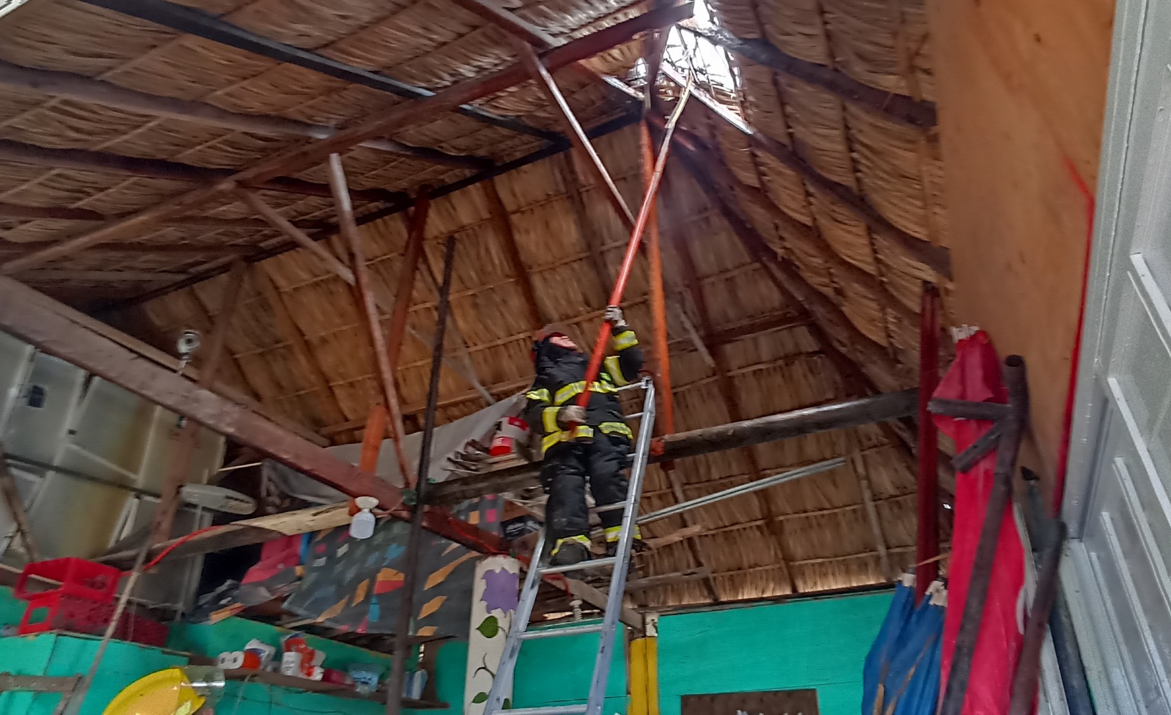 Se registra conato de incendio en palapa de Villa del Mar