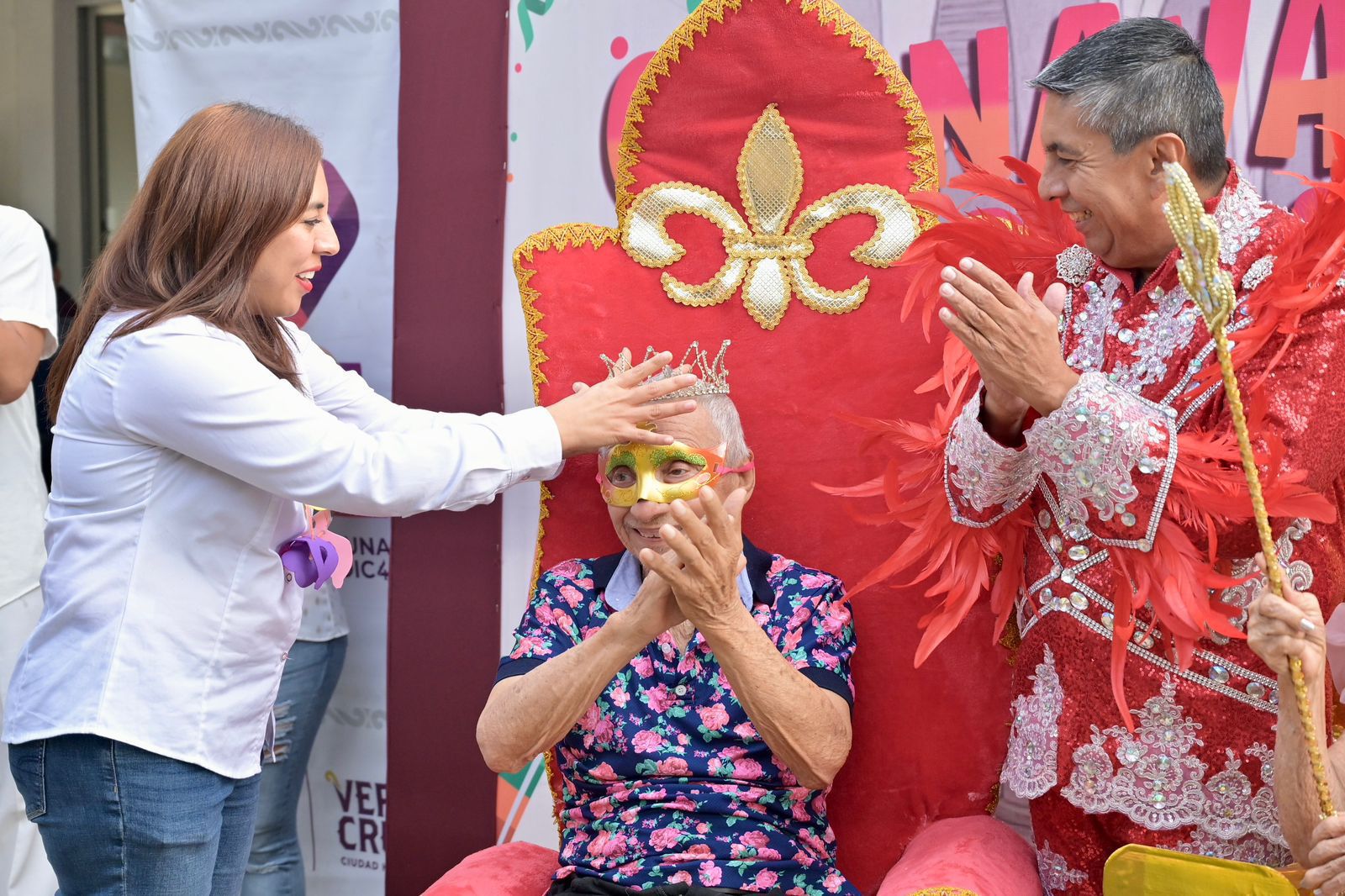 DIF porteño lleva alegría a sus abuelitos con el tradicional Carnavalito