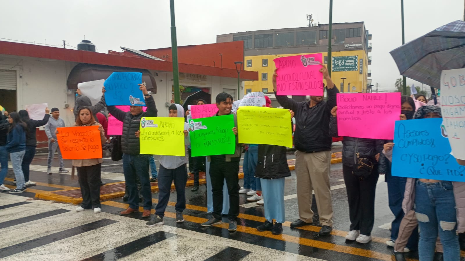 Docentes UPAV exigen pago de ocho meses de salario