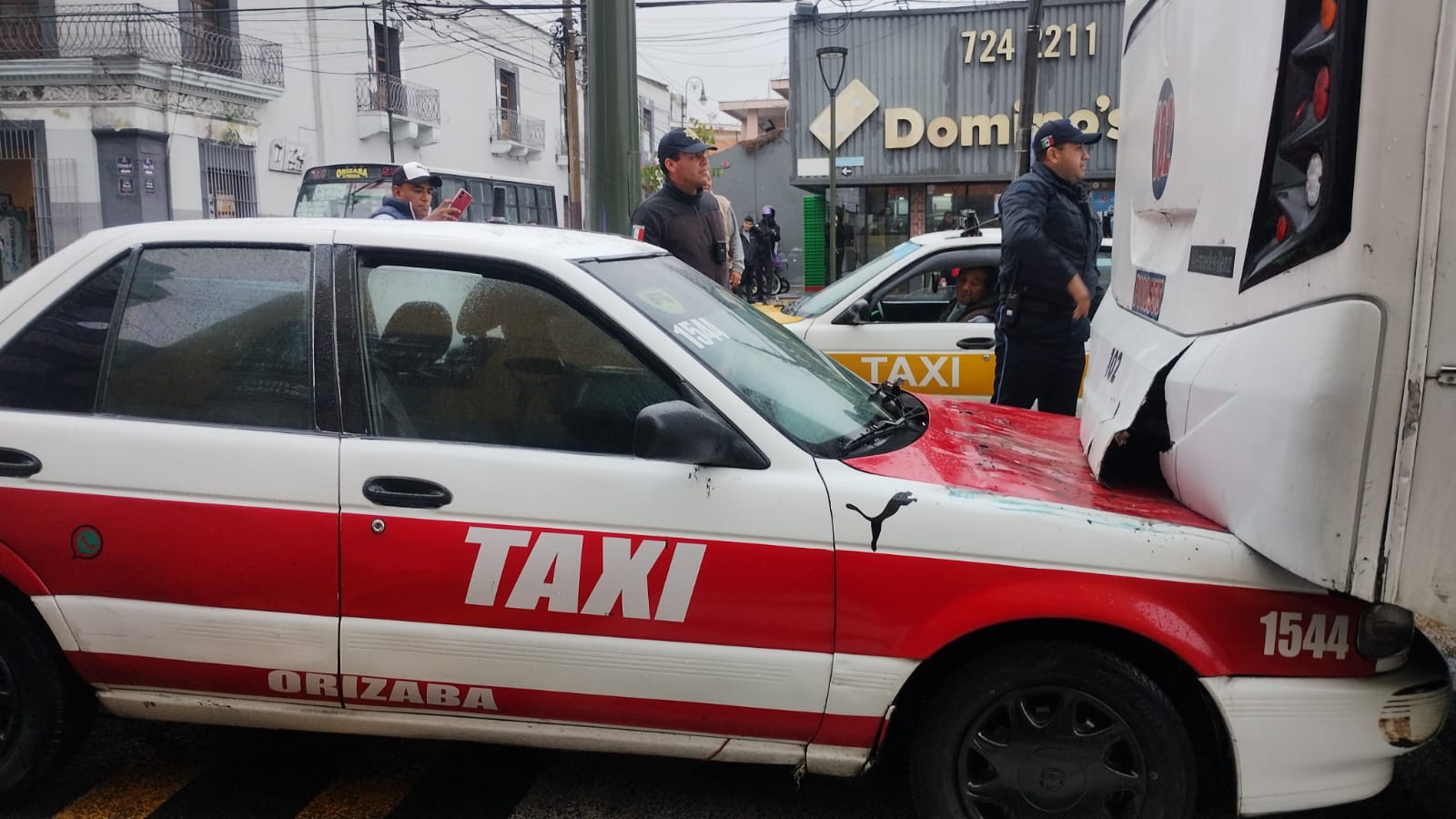 Autobús TVT choca contra taxi al librar bloqueo de UPAV en Orizaba