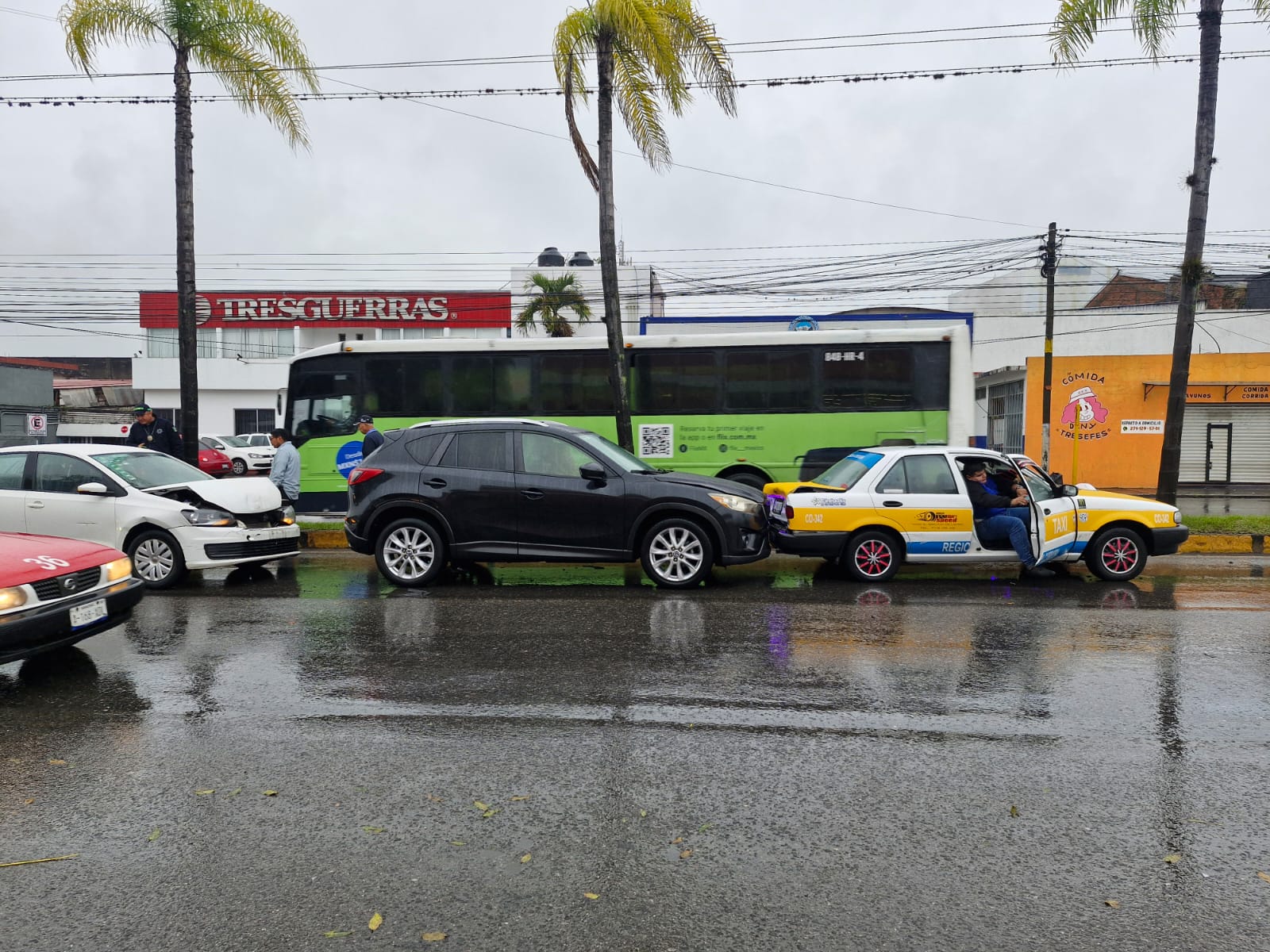 Accidente vial en bulevar Córdoba–Peñuela deja tres lesionadas