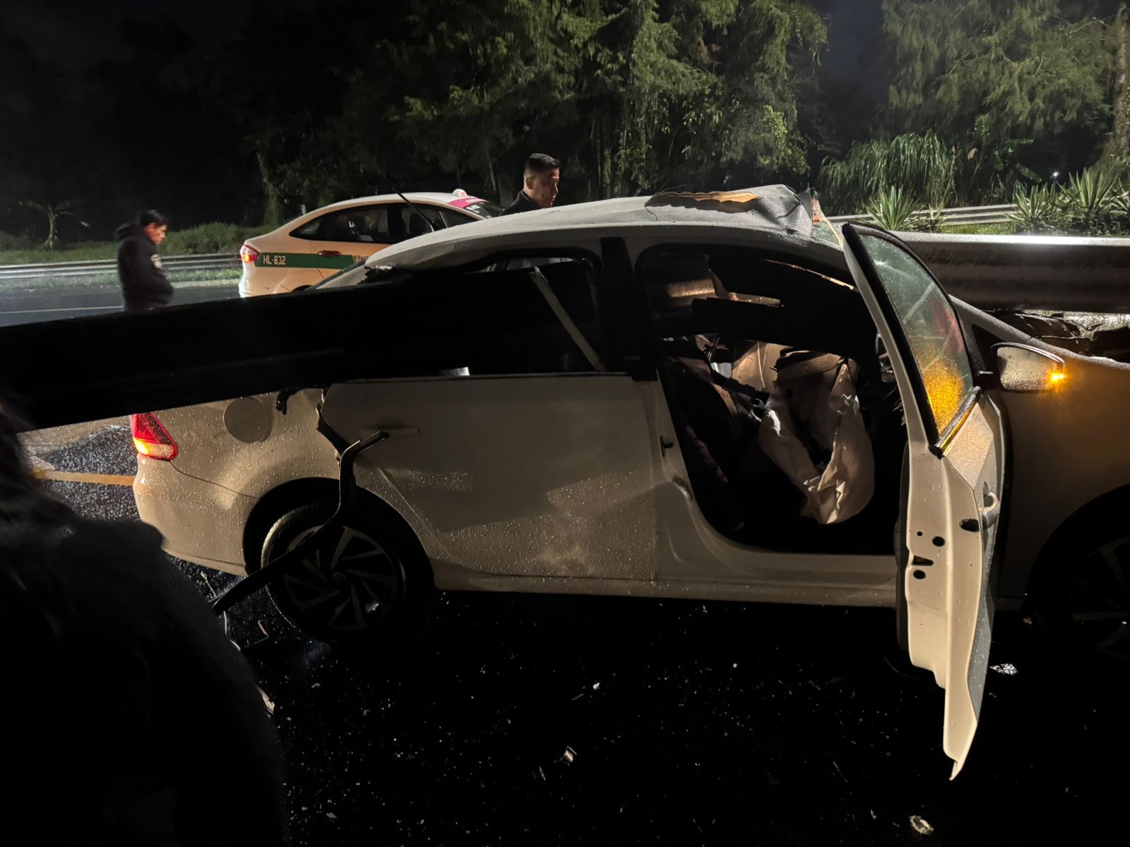 Una mujer fallecida y dos lesionados al chocar auto contra árbol en Xalapa