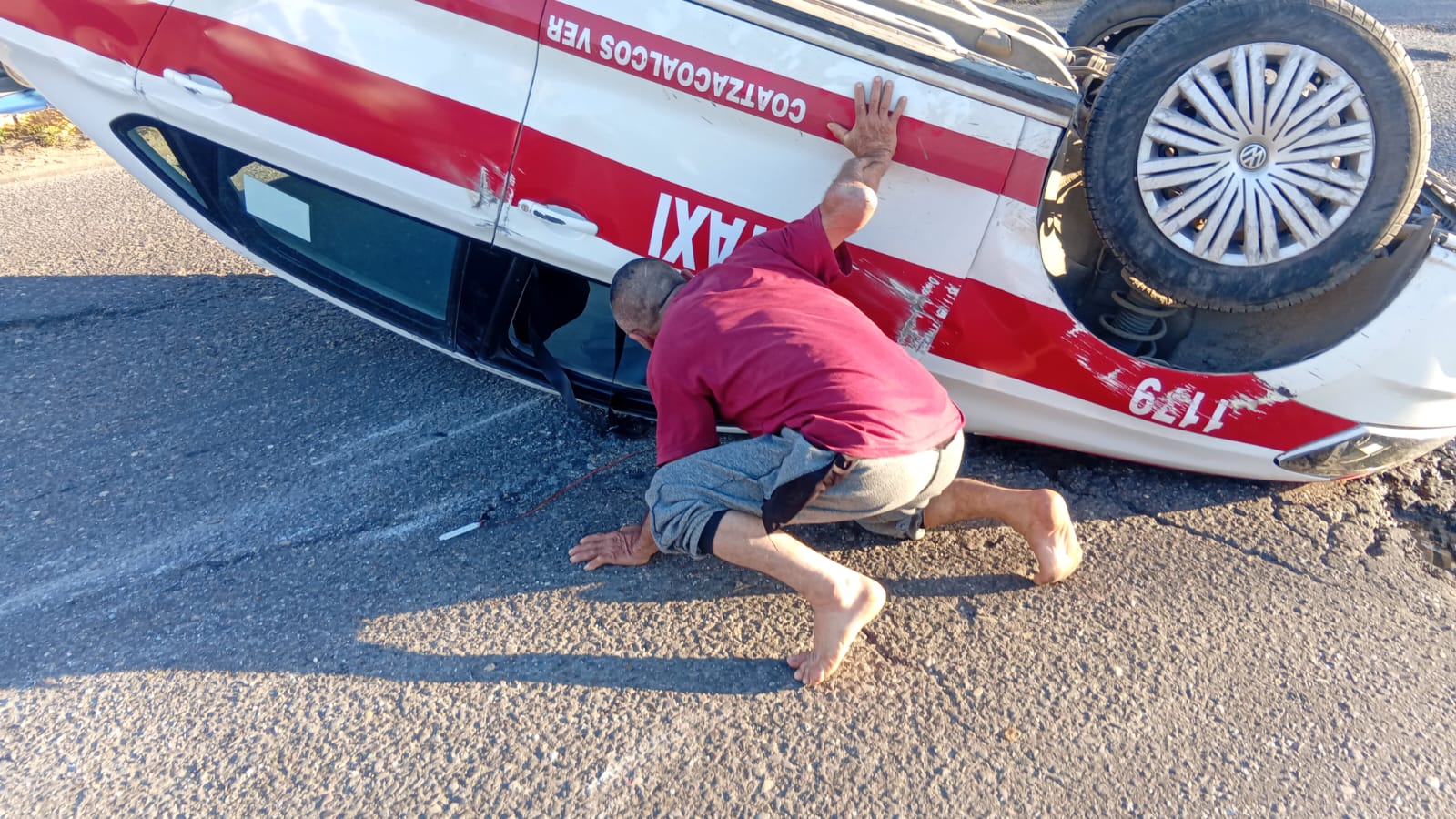 Vuelca taxi en la Transísmica; conductor habría manejado en presunto estado inconveniente