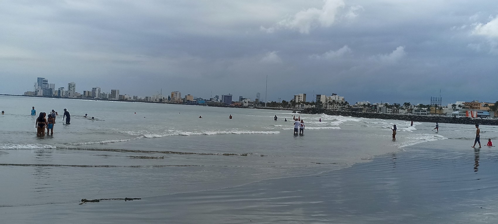 Turistas aprovechan mejora del clima en Veracruz para asistir a las playas