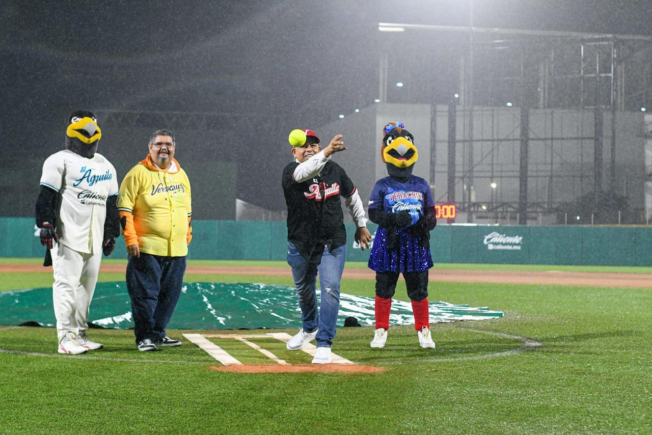 Lanza el alcalde de Medellín la primera bola en el inicio de la serie de El Águila de Veracruz