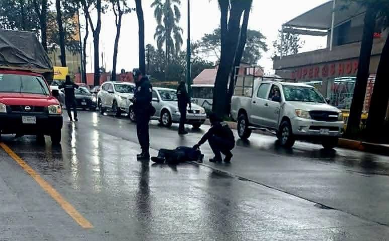 Policía de SSP cae de la patrulla en Lázaro Cárdenas