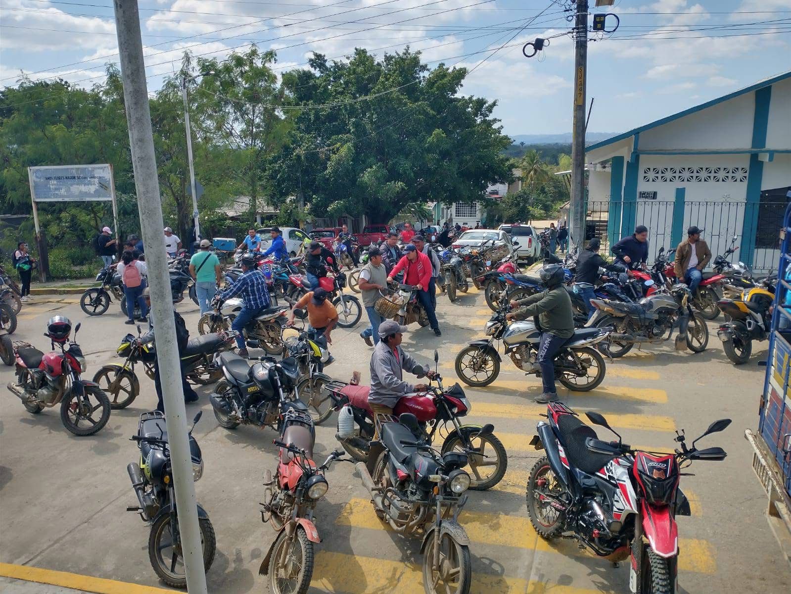 Motociclistas protestan en Jesús Carranza por cobro de placas y acoso policial